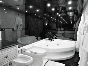 A black and white photo of a Tarrab 112 bathroom.